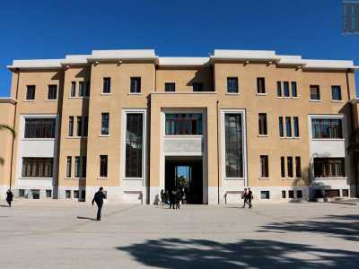 A causa della limitata capacit� recettiva delle cliniche esistenti all�epoca, nel 1936 viene avviata la costruzione di un nuova struttura: � il Policlinico